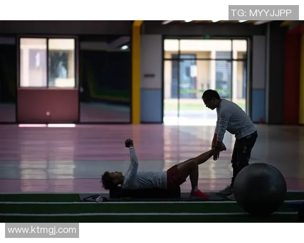 足球明星如何通过艰苦训练提升技艺与体能的精彩视频分享